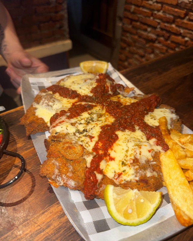 Milanesa napolitana con papas fritas y limón